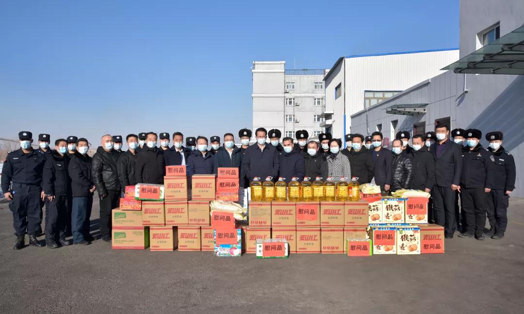 2月8日,新春佳节之际,天山区委书记杜海涛带队走访慰问了集中货场