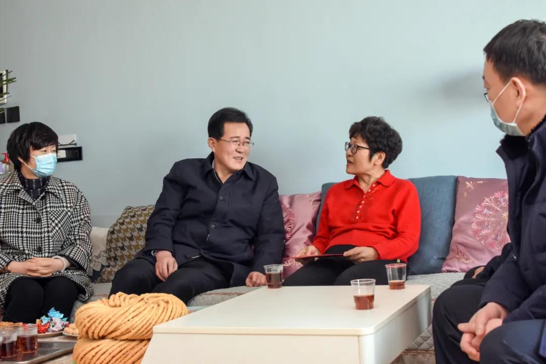 杜海涛来到老党员刘国珍,老干部孟玉莲家中走访慰问送去新春问候和