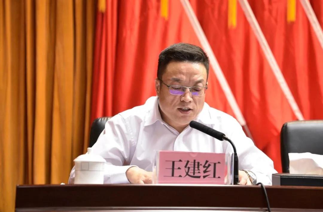 区委副书记,区长哈米提·买买提伊明主持会议.