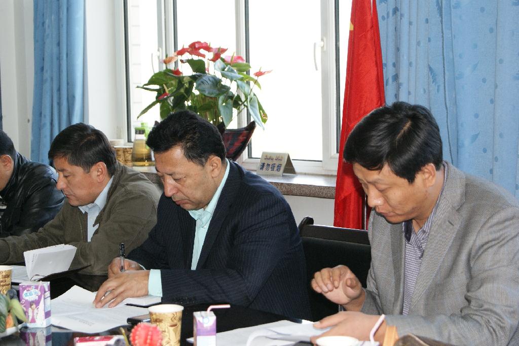 天山区代区长艾沙江·买买提一行到延安路街道办事处进行工作调研