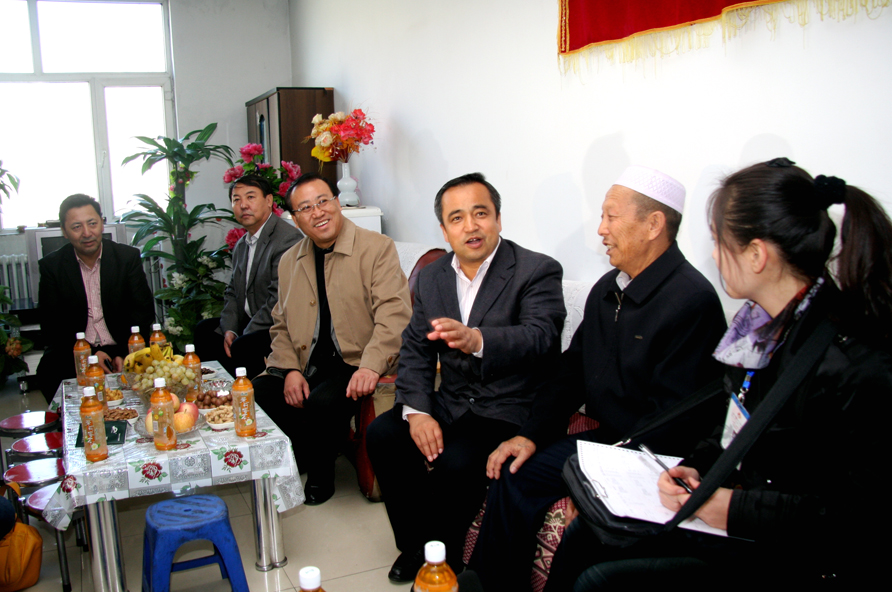 自治区副主席艾尔肯·吐尼亚孜一行到天山区进行调研
