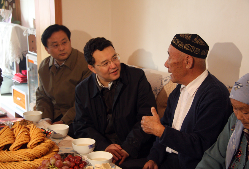 自治区党委常委,自治区总工会主席艾尔肯江吐拉洪一行来到天山区团结
