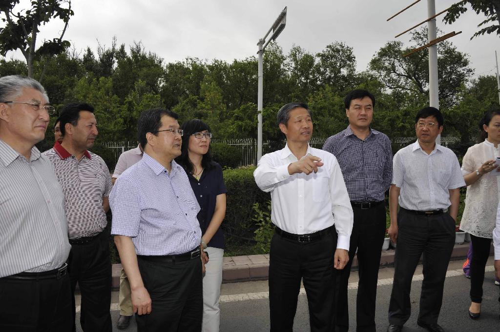自治区党委常委,乌昌党委书记,市委书记朱海仑一行在天山区检查园林